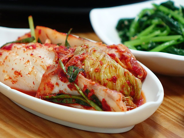 Le kimchi est un mets traditionnel coréen qui se compose de piments et de légumes fermentés, essentiellement du chou chinois. Le kimchi est un mets traditionnel coréen qui se compose de piments et de légumes fermentés, essentiellement du chou chinois.